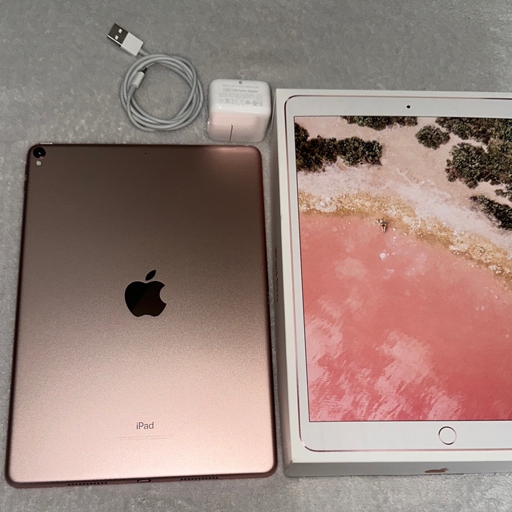 ‼️Like NEW‼️Apple iPad Pro 10.5-inch Rose Gold Wi-Fi 64 GB